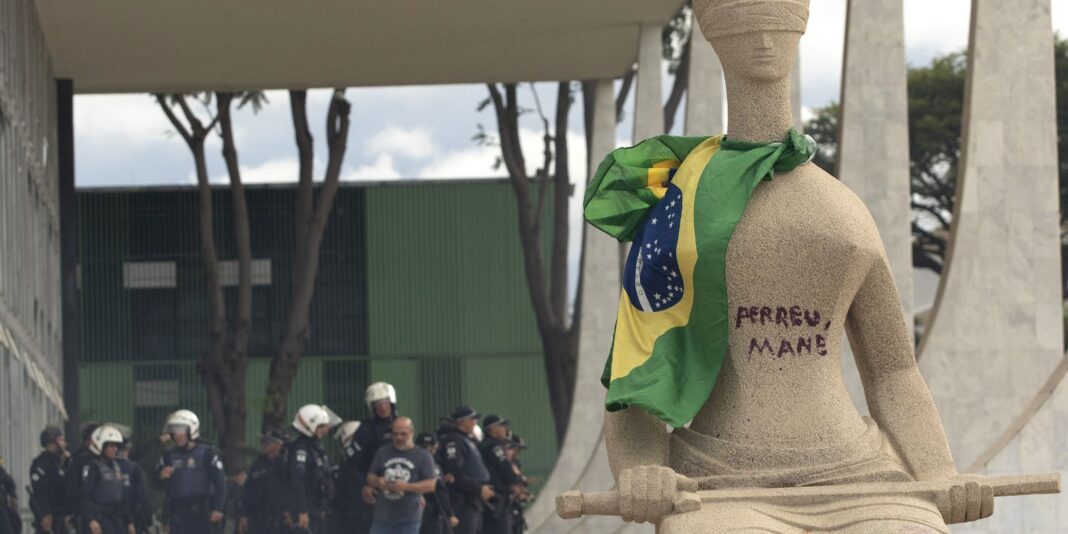 Moraes nega pedido de revisão da pena de Débora do Batom, condenada pelos eventos de 8 de janeiro