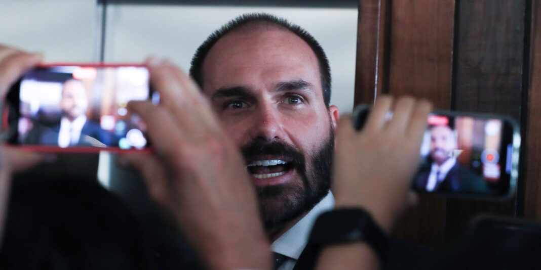PGR pede ao STF a condenação de Eduardo Bolsonaro por coação