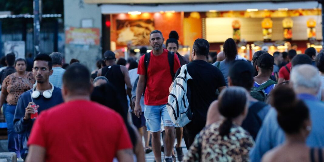 Desemprego atinge 5,8% no trimestre finalizado em abril, segundo IBGE