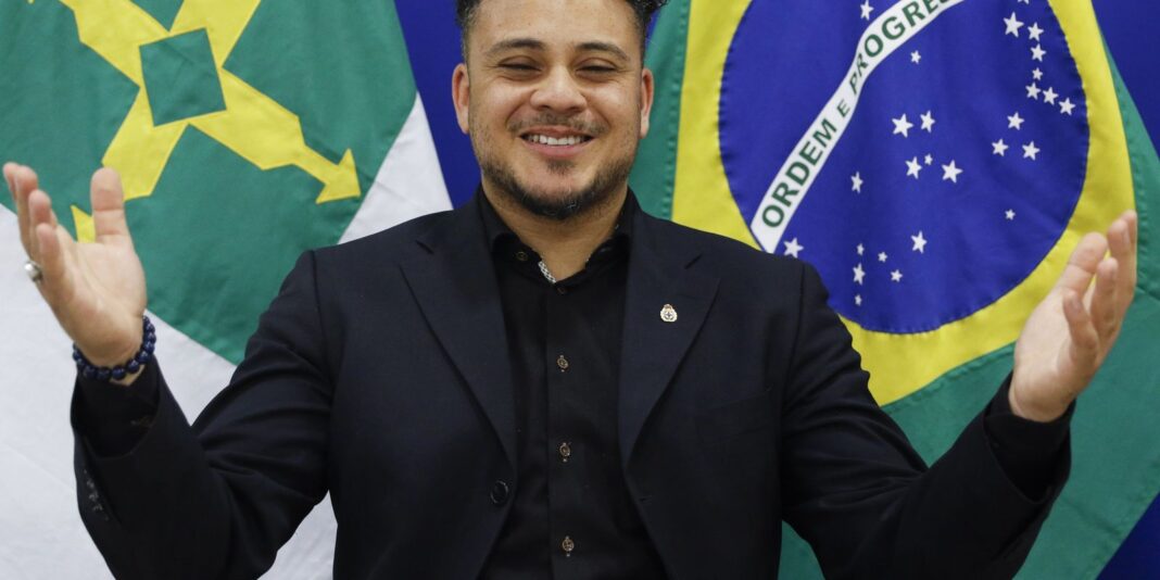 Cantor adotado por holandeses deseja retornar a viver no Brasil