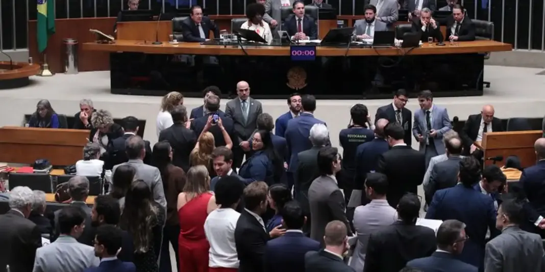 Câmara aprova em primeiro turno PEC que extingue escala 6x1