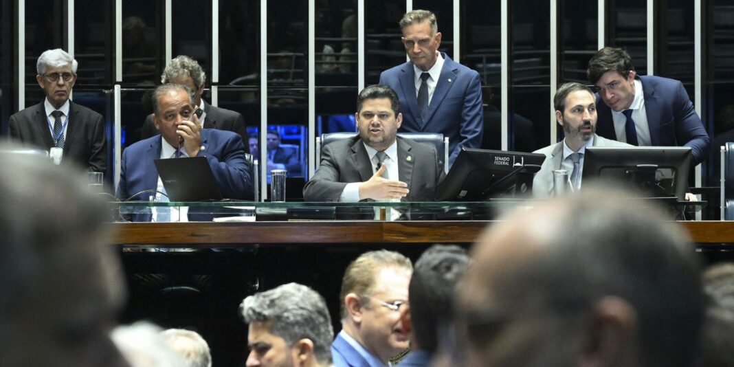 Alcolumbre promulga lei que diminui penas para condenados pelos atos de 8 de janeiro