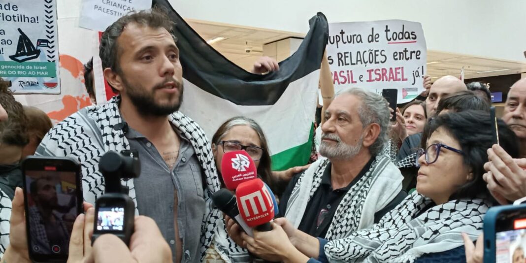 Ativista Thiago Ávila volta ao Brasil após ser preso em Israel