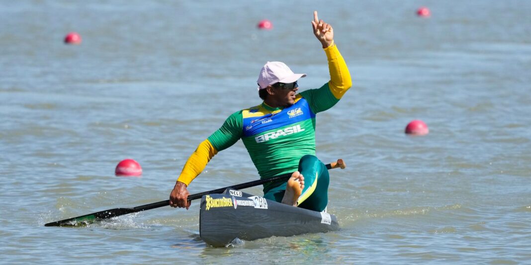 Isaquias Queiroz conquista medalha de prata na Copa do Mundo de Canoagem na Hungria