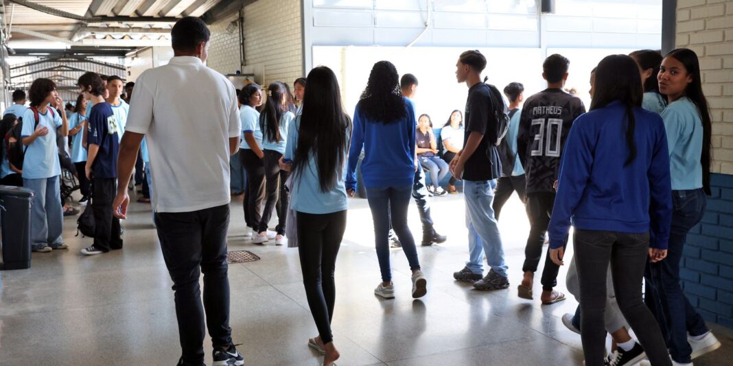 Estudante do Pé-de-Meia é isento da taxa de inscrição do Enem 2026