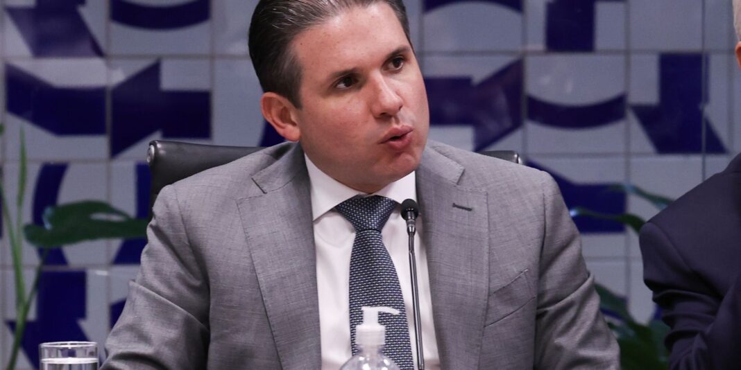 Motta convoca reunião de líderes para votação do PL que extingue a escala 6x1