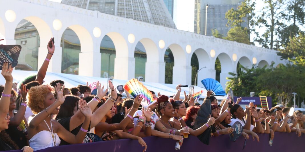 Parada LGBTQIA+ no Rio defende maior representatividade no Legislativo
