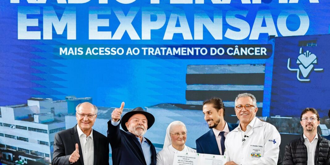 Lula entrega aparelho de radioterapia em São Paulo