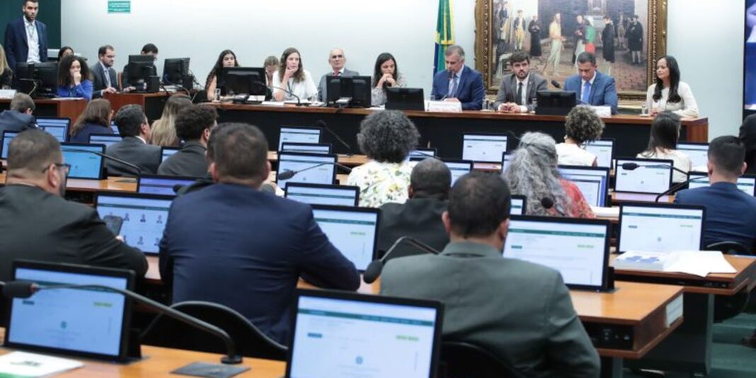 Deputados aprovam proposta de redução da maioridade penal em comissão