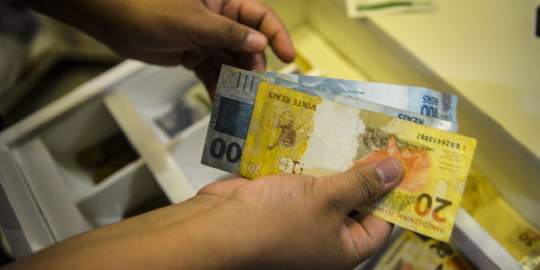 INPC, índice de inflação utilizado para reajuste salarial, registra alta de 4,42% em 12 meses