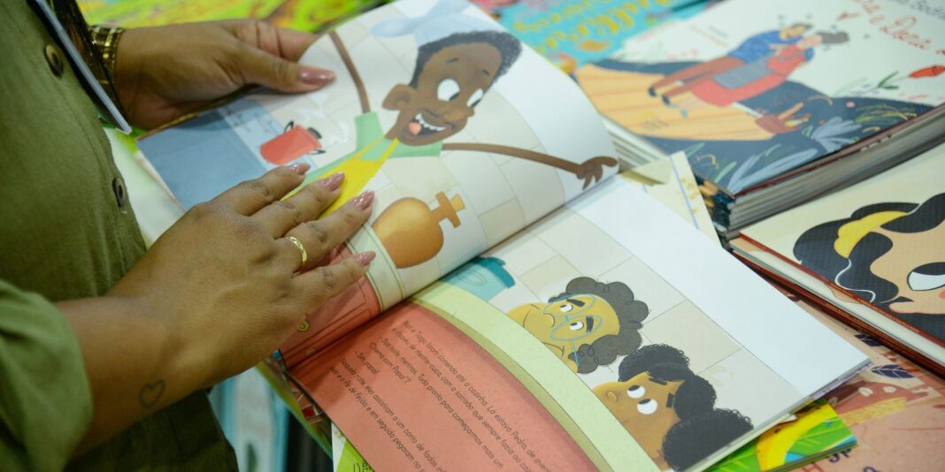Bienal nas Escolas adota temática da Copa para promover leitura no RJ