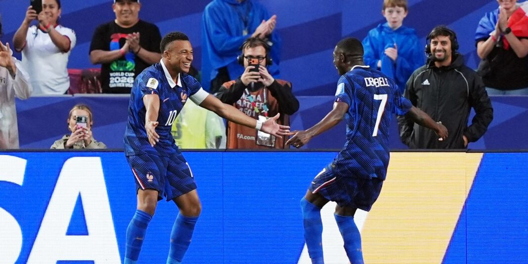 França de Mbappé supera Iraque após interrupção por chuva