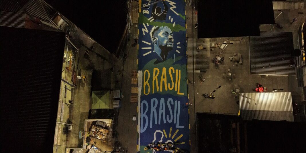 Pintura transforma rua afetada por operação letal no Rio de Janeiro
