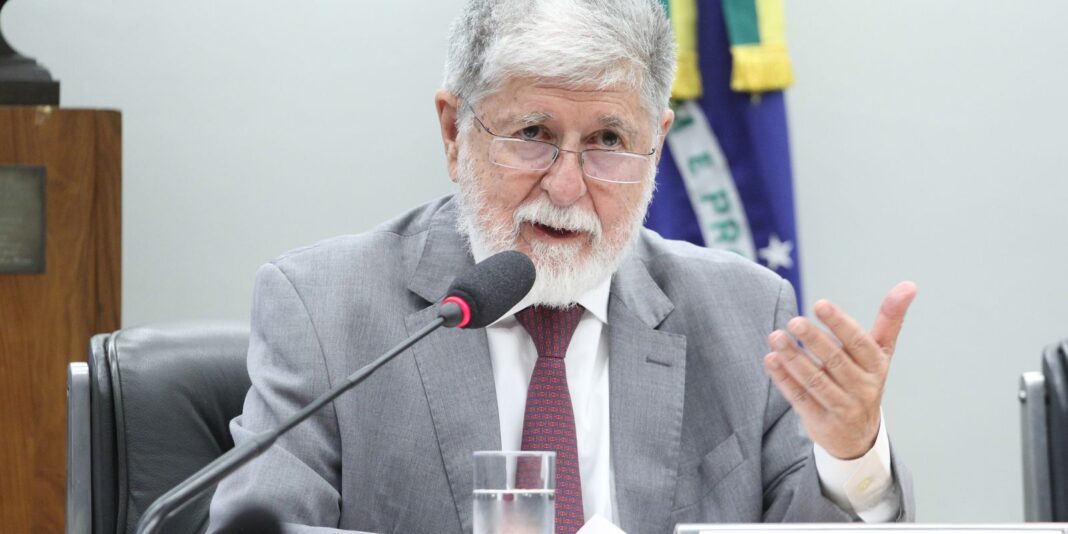 Celso Amorim afirma que controle da IA por poucas empresas agrava desigualdades