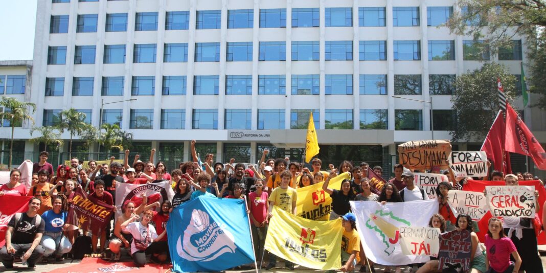 Estudantes da USP encerram greve após quase dois meses