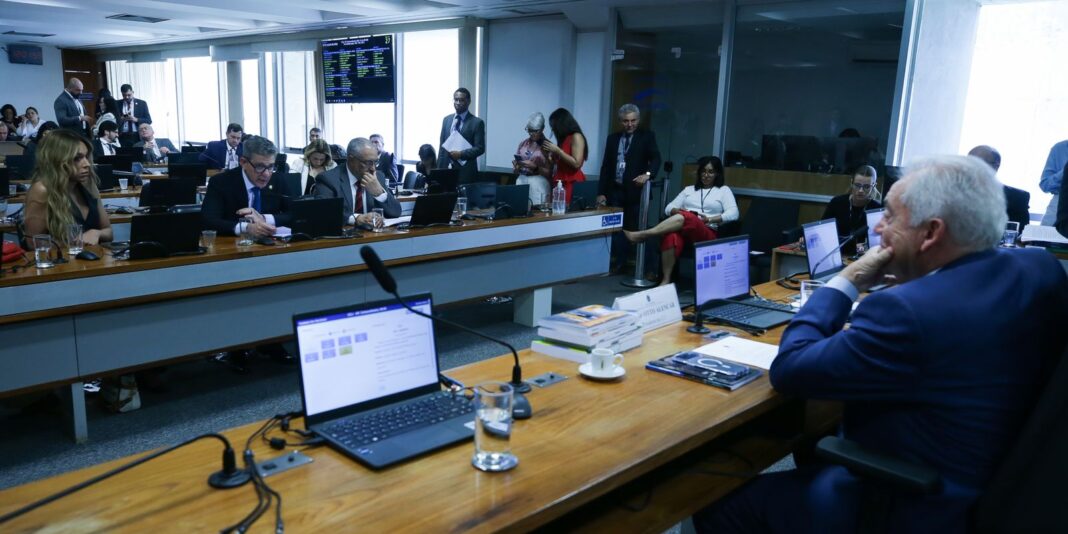Senadores debatem andamento da tramitação da PEC que extingue a escala 6x1