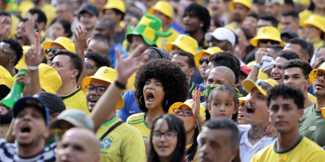 Torcedores se encontram no centro de São Paulo para acompanhar partida da seleção brasileira