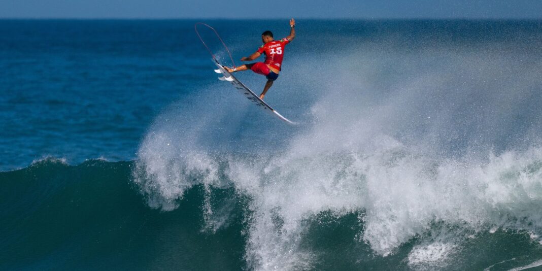 Brasil mantém quatro surfistas na disputa pela etapa de Saquarema