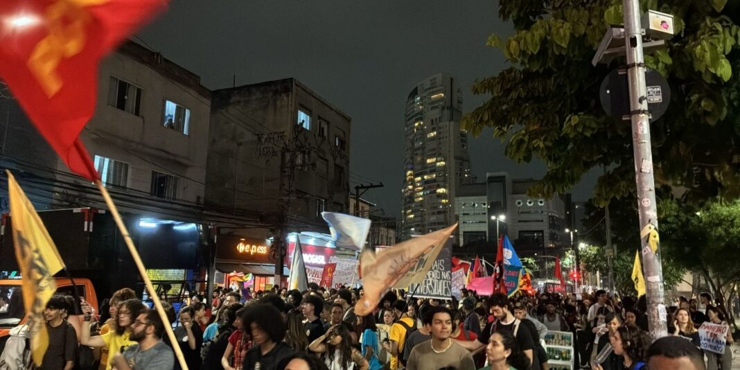 Estudantes realizam protesto contra cortes nas universidades de São Paulo