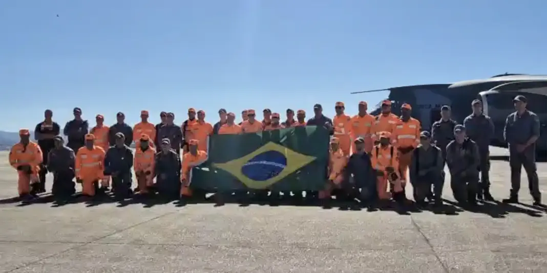 Quarto voo brasileiro para Venezuela decola com bombeiros e donativos