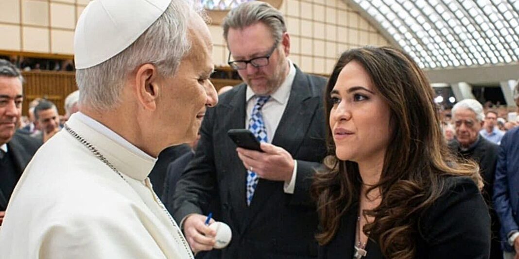 Papa nomeia primeira mulher para chefiar o departamento de comunicações do Vaticano