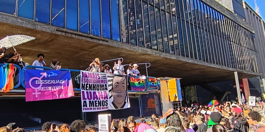 Mulheres lésbicas e bissexuais promovem caminhada em São Paulo em protesto contra a violência