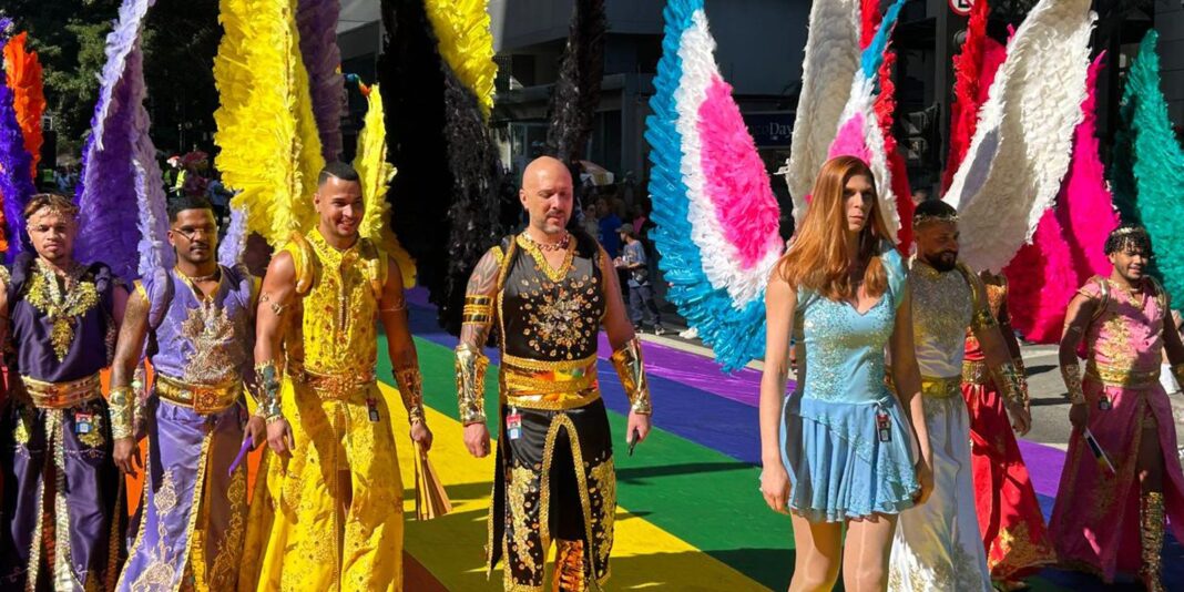 Parada do Orgulho LGBT+ traz cor e animação à Avenida Paulista