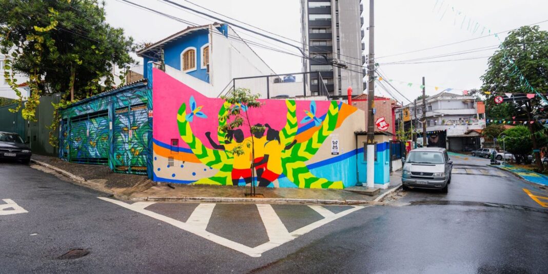 Mural em São Paulo homenageia o futebol feminino a um ano da Copa no Brasil