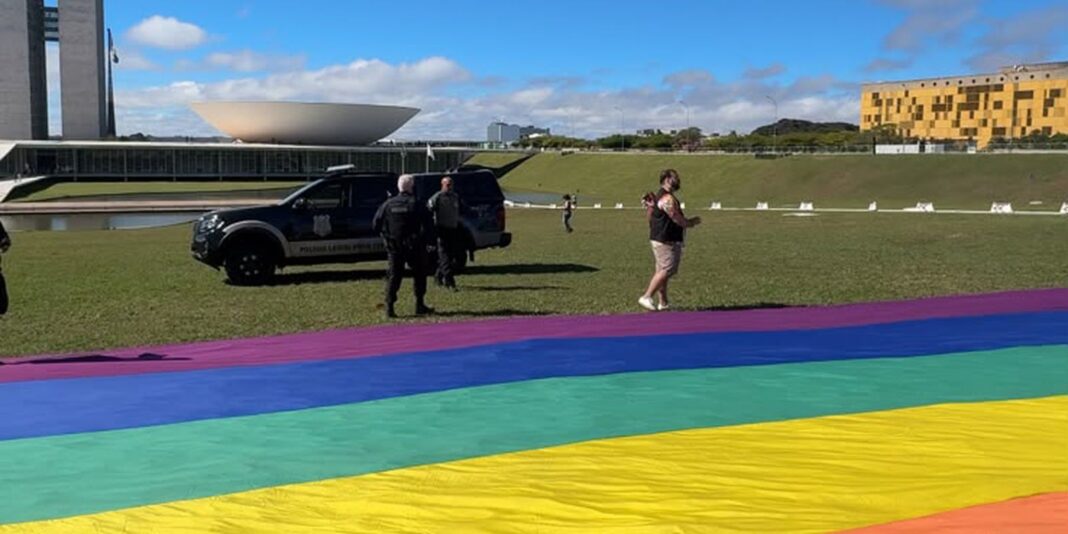 Polícia Legislativa veta uso de bandeira LGBTQIA+ no gramado do Congresso Nacional