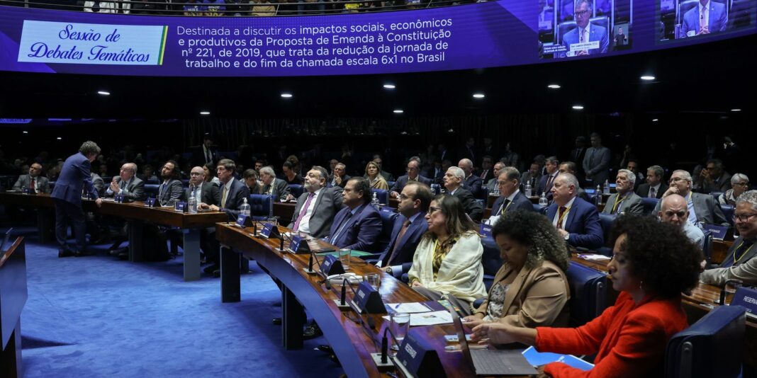 Empresários criticam PEC 6x1 no Senado, enquanto sindicatos e governo apoiam a proposta
