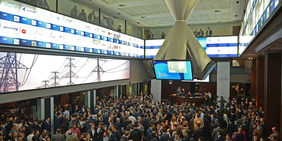 Ibovespa atinge 174 mil pontos com expectativas em relação à Selic, enquanto dólar apresenta queda