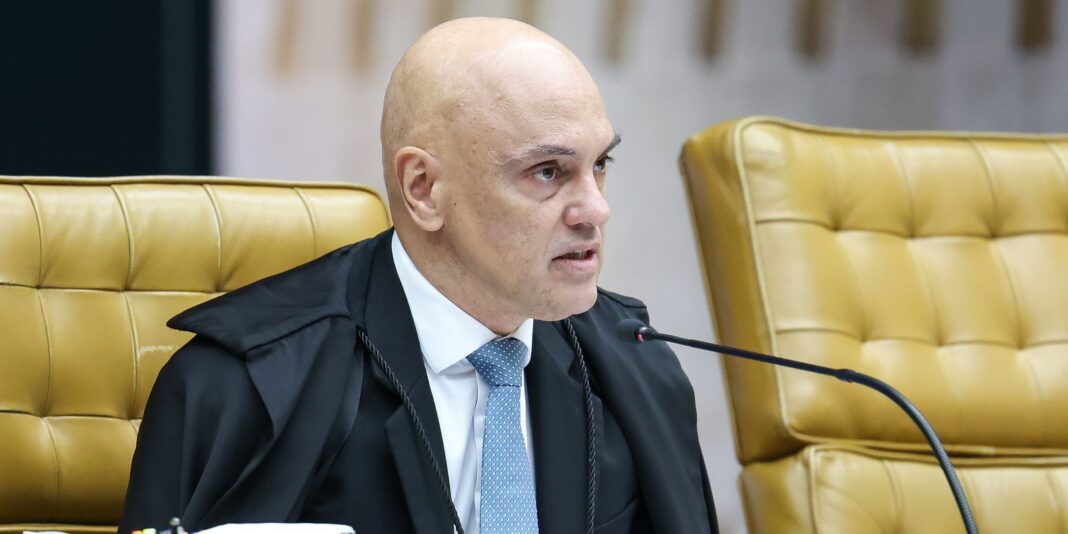 Moraes estabelece prazo de 10 dias para que PF ouça Flávio Bolsonaro em investigação por calúnia contra Lula