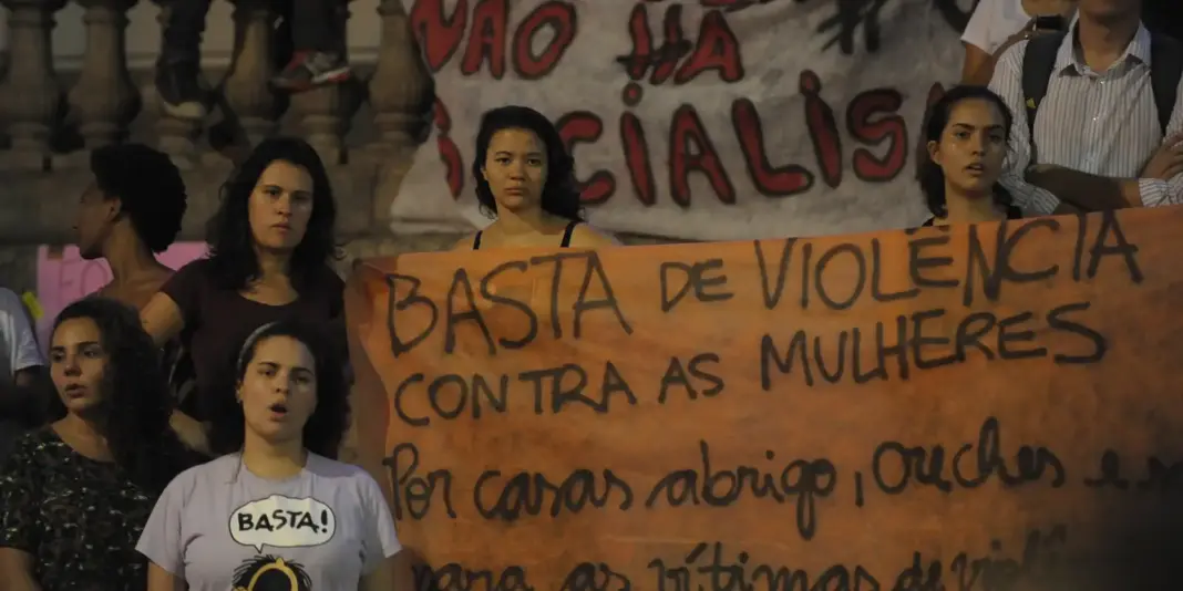 Mais da metade das mulheres em relacionamentos com homens sofre com violência