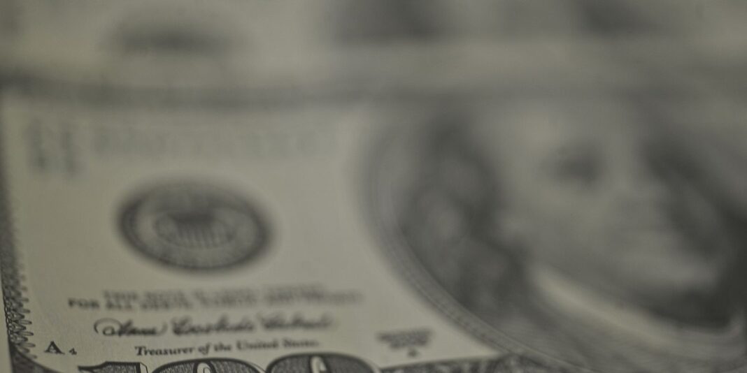 Dólar tem queda, bolsa registra baixa e petróleo sobe em meio a tensões no Oriente Médio