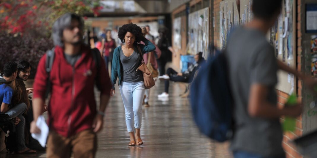 Mais de 54% dos graduandos já abandonaram curso para cuidar dos filhos