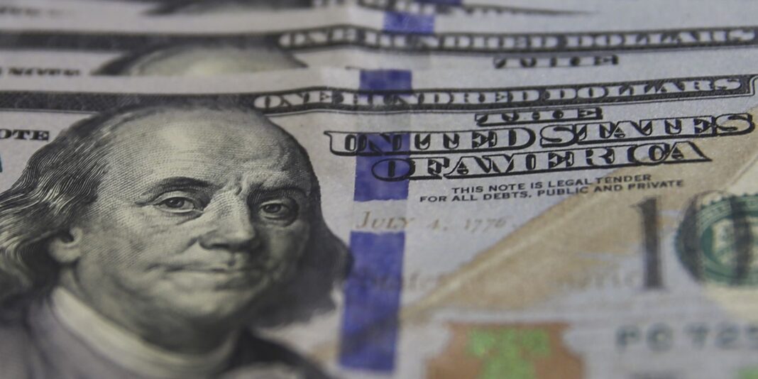 Dólar ultrapassa R$ 5,20 e bolsa registra queda com expectativa sobre juros nos EUA