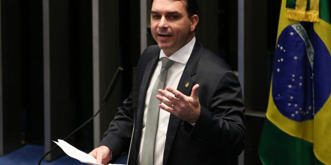 PGR pede oitiva de Flávio Bolsonaro por calúnia contra Lula