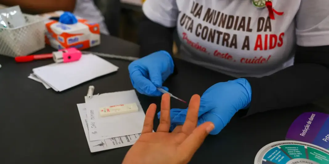 Desinformação sobre HIV compromete tratamento e intensifica preconceito