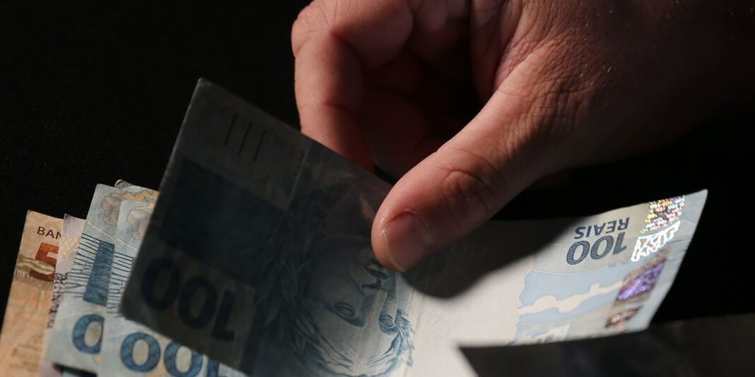 Trabalhadores nascidos em setembro e outubro têm direito ao abono salarial