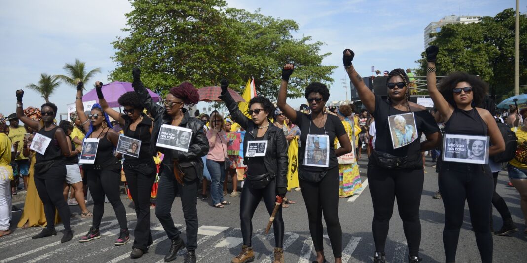 Compreenda o conceito de blackwashing e a atuação do 