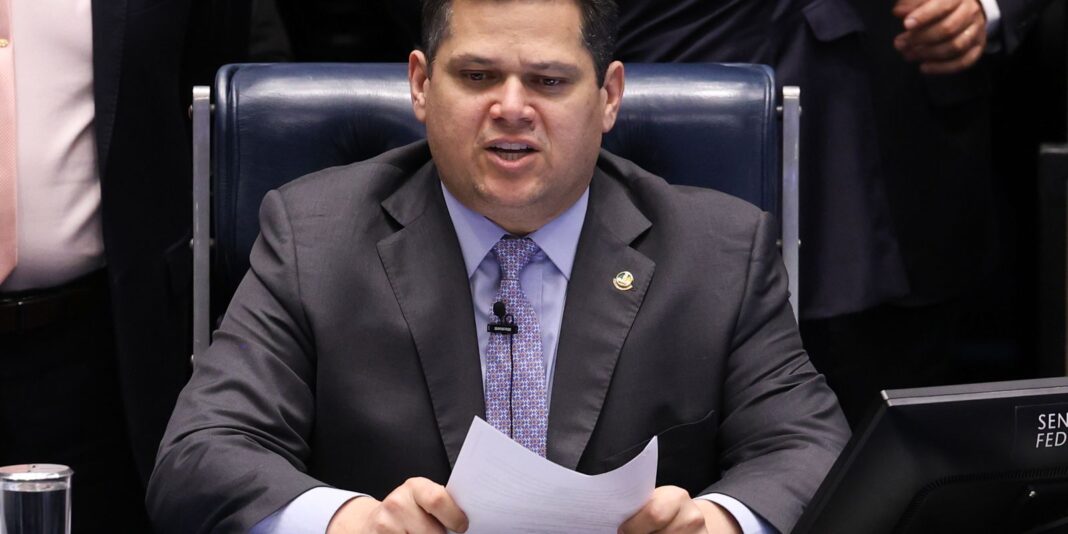Governo pede a Alcolumbre a criação de comissão para avaliar MP das Blusinhas