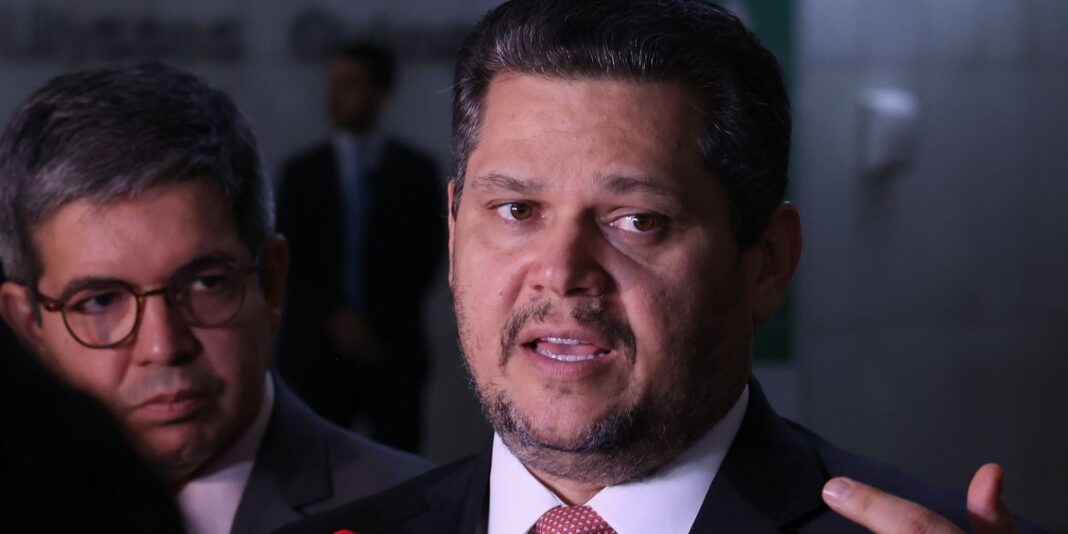 Alcolumbre apresenta PEC que extingue a escala 6x1 à CCJ do Senado