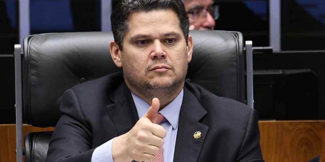 Alcolumbre libera tramitação da PEC que extingue escala 6x1 após conversa com Lula