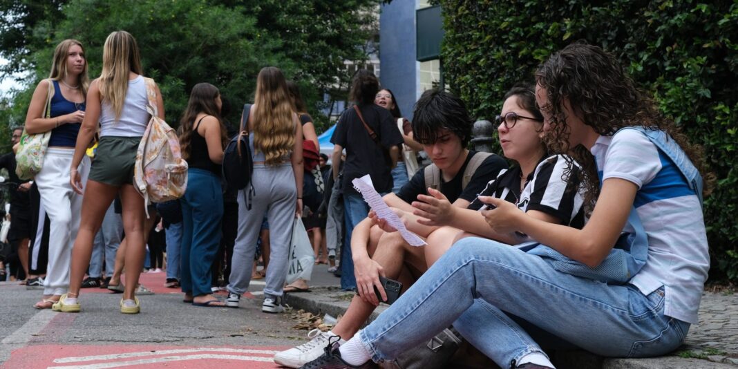 Saeb 2025: Brasil retoma nível pré-pandemia, mas enfrenta desafios persistentes