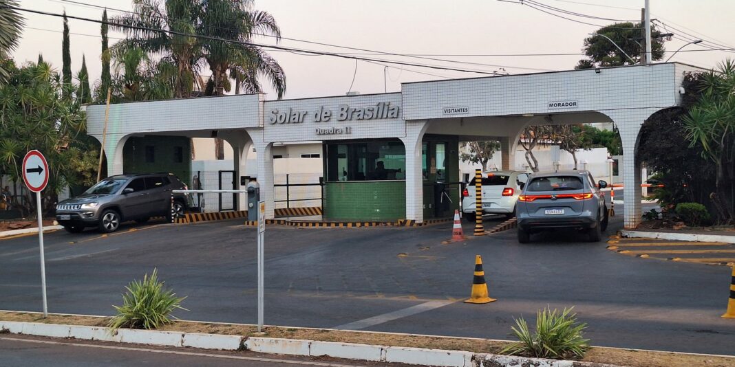 Moraes autoriza saída de Bolsonaro da prisão domiciliar para tratamento odontológico