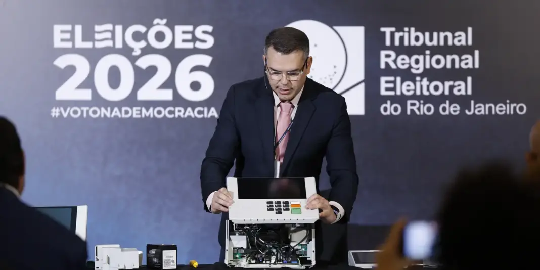 TRE-RJ disponibiliza urna eletrônica ao público e intensifica segurança do voto eletrônico