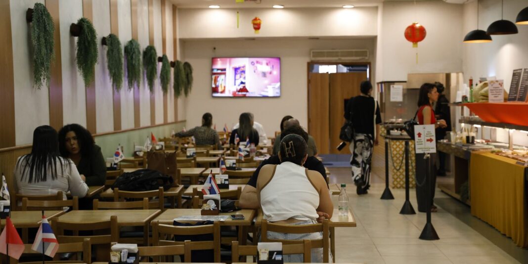 Serviços geraram 15,9 milhões de empregos e pagaram média de 2,2 salários mínimos em 2024