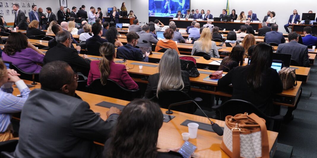Câmara dos Deputados cria comissão para avaliar PEC que propõe a redução da maioridade penal