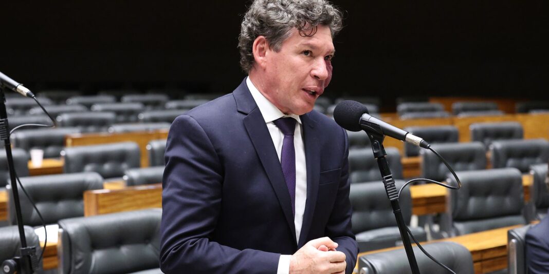 Hugo Motta sugere presidente para a comissão da MP da Taxa das Blusinhas