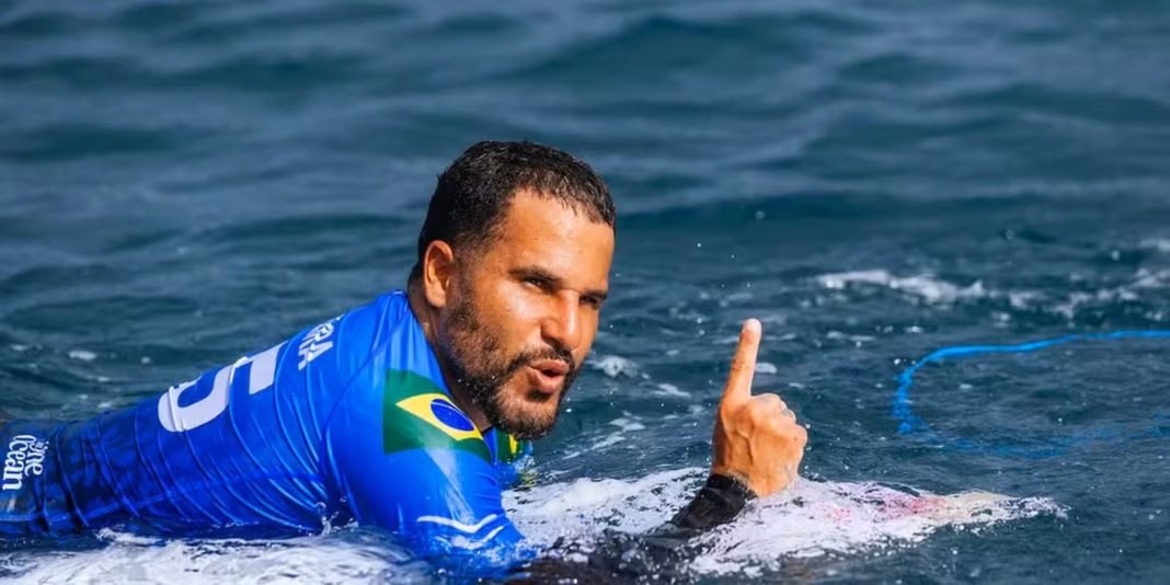 Ítalo Ferreira se destaca em Teahupo’o e avança para as semifinais do WSL